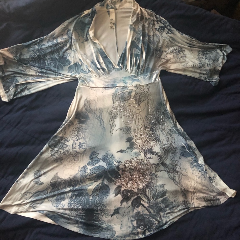 A figure hugging yet still dazzling swish of a fun blue & white flowered dress!